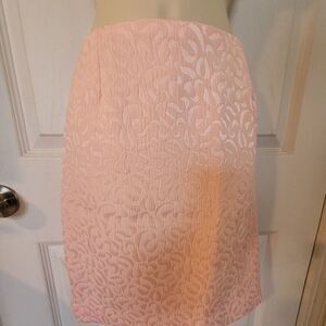 𝅺maggy London Pale pink embossed pencil skirt size 4